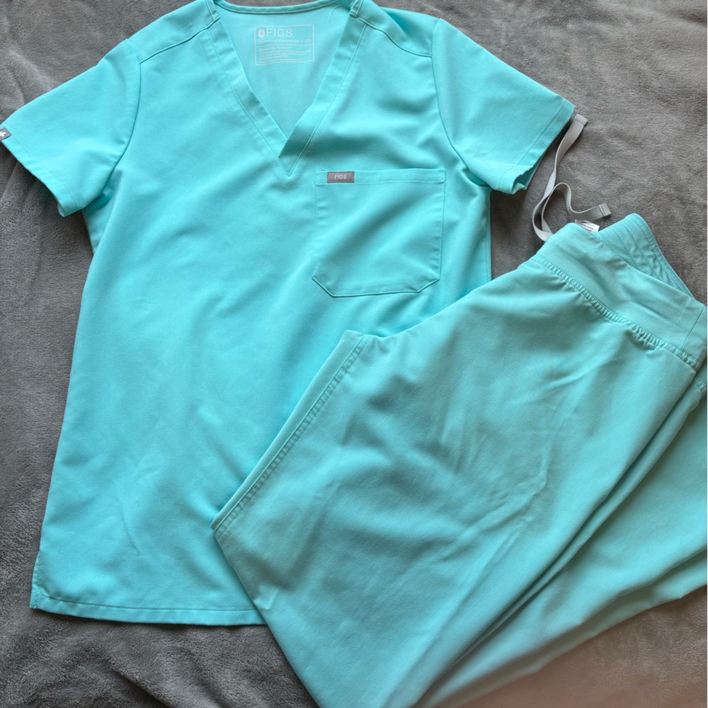 FIGS Women's Fresh Aqua Scrub Set.